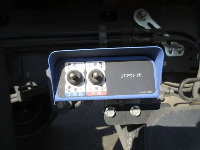 いすゞ エルフ SKG-NMR85R(2WD)の写真28