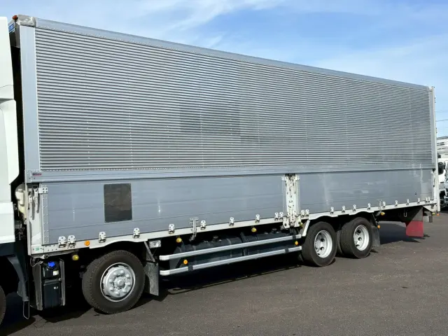 いすゞ ギガ 2PG-CYJ77C(2WD)の写真8