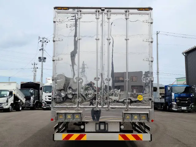 いすゞ ギガ QPG-CYL77B(6x2)の写真5