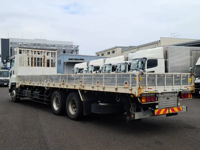 いすゞ ギガ QPG-CYL77B(6x2)の写真6