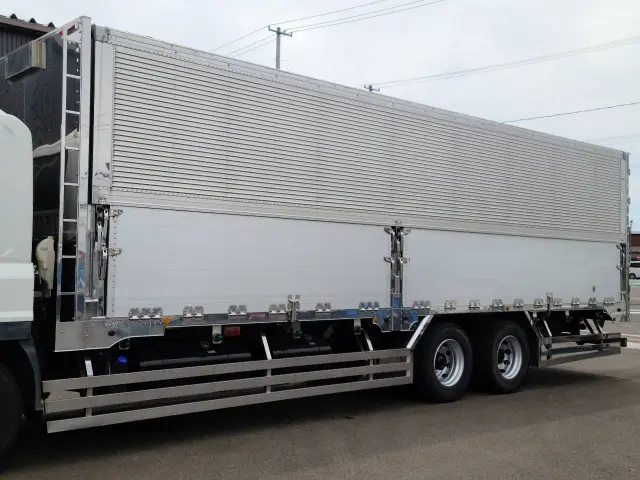 いすゞ ギガ QPG-CYL77B(6x2)の写真8