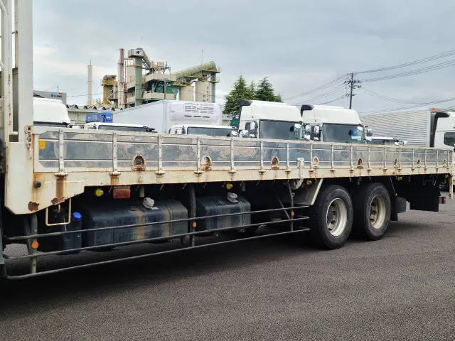 いすゞ ギガ QPG-CYL77B(6x2)の写真10