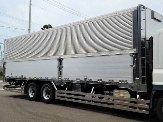 いすゞ ギガ QPG-CYL77B(6x2)の写真10