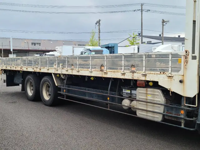 いすゞ ギガ QPG-CYL77B(6x2)の写真16