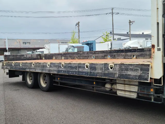 いすゞ ギガ QPG-CYL77B(6x2)の写真17