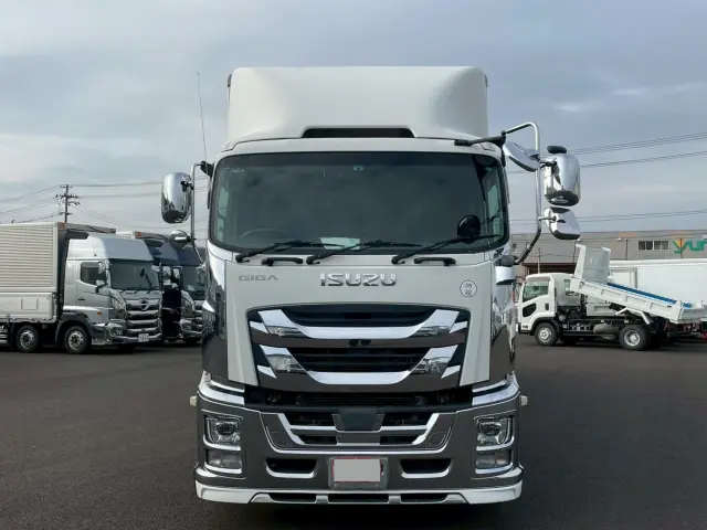 いすゞ ギガ 2PG-CYJ77C(8x4)の写真2