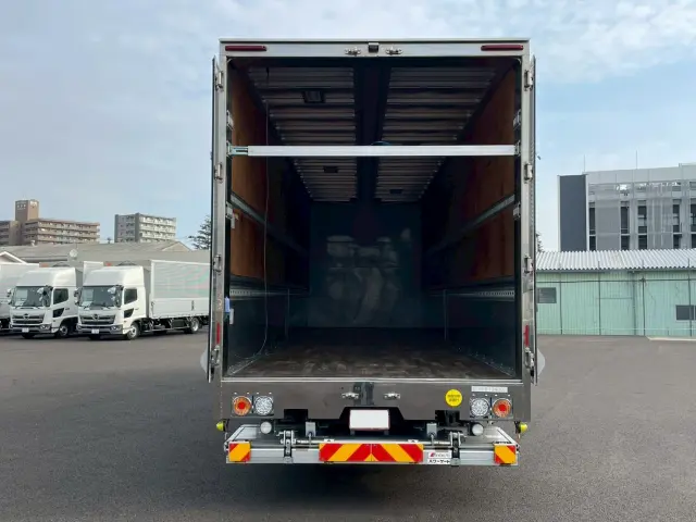 いすゞ ギガ 2PG-CYJ77C(8x4)の写真7