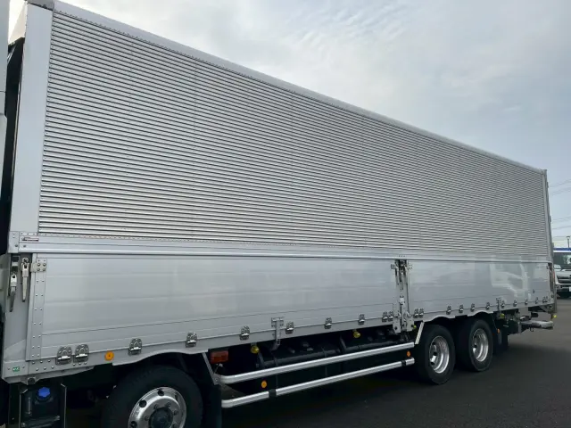 いすゞ ギガ 2PG-CYJ77C(8x4)の写真9