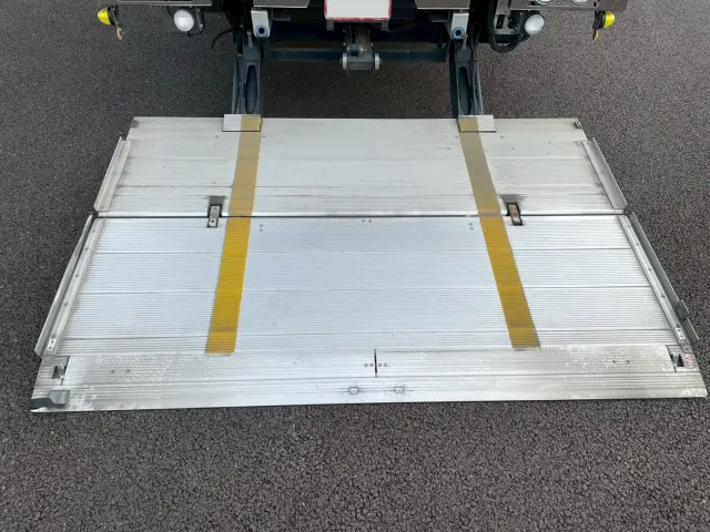 いすゞ ギガ 2PG-CYJ77C(8x4)の写真16