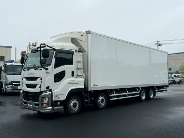 いすゞ ギガ 2PG-CYJ77D(8x4)の写真1