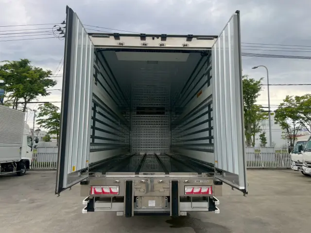 いすゞ ギガ 2PG-CYJ77D(8x4)の写真9