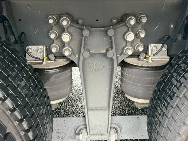 いすゞ ギガ 2PG-CYJ77D(8x4)の写真27