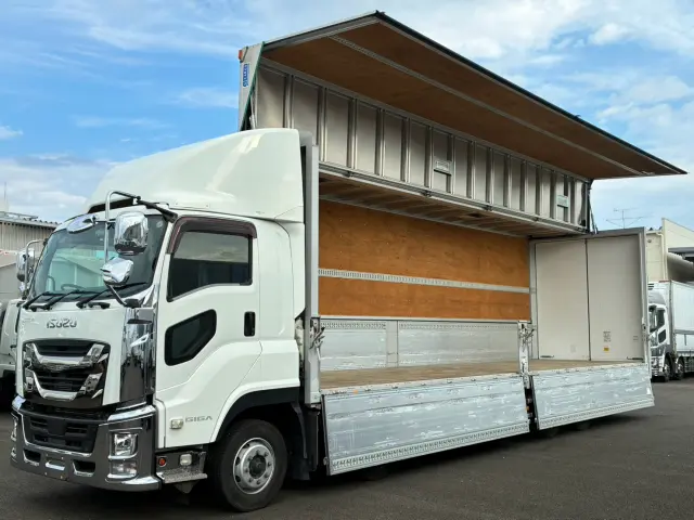 いすゞ ギガ 2PG-CYJ77C(8x4)の写真1
