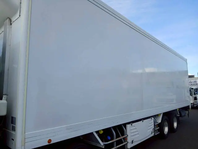 いすゞ ギガ QKG-CYJ77A(8x4)の写真7