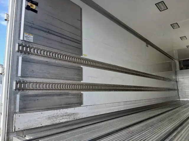 いすゞ ギガ QKG-CYJ77A(8x4)の写真9