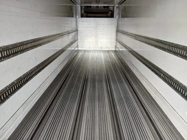 いすゞ ギガ QKG-CYJ77A(8x4)の写真10