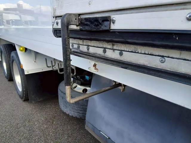 いすゞ ギガ QKG-CYJ77A(8x4)の写真28