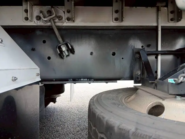 いすゞ ギガ QKG-CYJ77A(8x4)の写真34