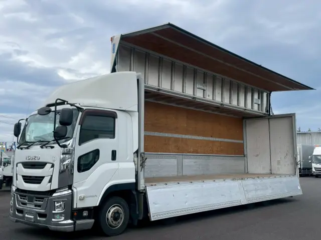 いすゞ ギガ 2PG-CYJ77C(8x4)の写真1