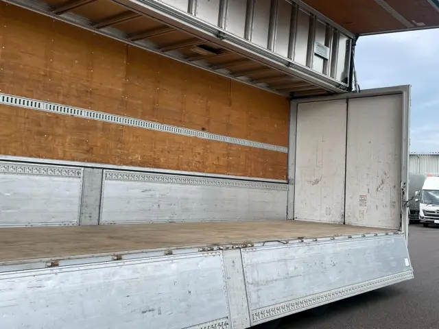 いすゞ ギガ 2PG-CYJ77C(8x4)の写真16