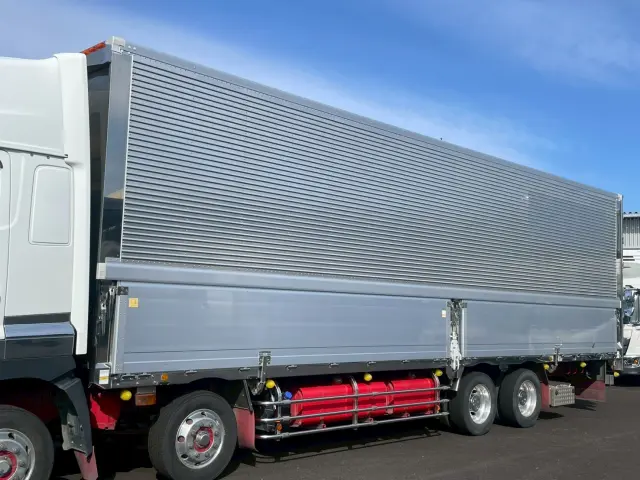 日野 プロフィア 2DG-FW1AHG(2WD)の写真8