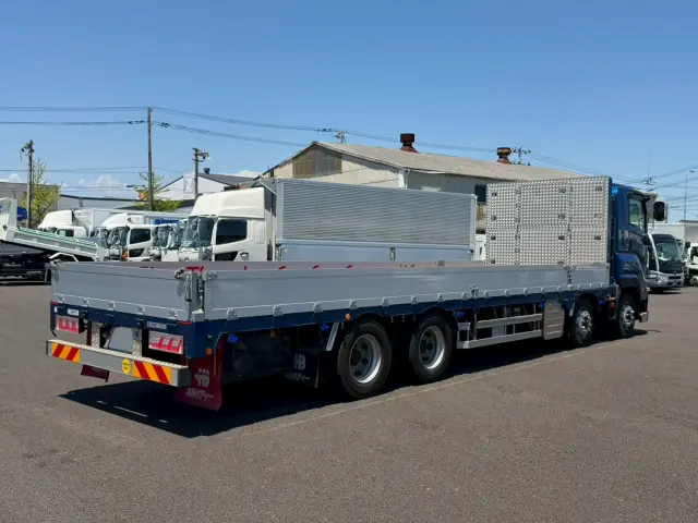 いすゞ ギガ QPG-CYJ77B(8x4)の写真4