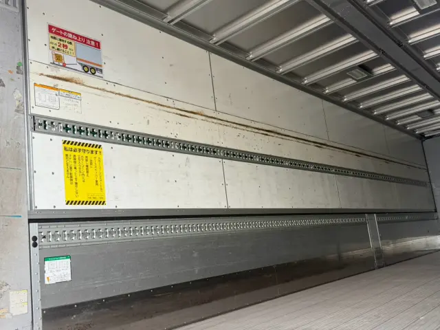 いすゞ ギガ QKG-CYL77A(6x2)の写真10