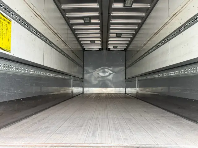 いすゞ ギガ QKG-CYL77A(6x2)の写真11