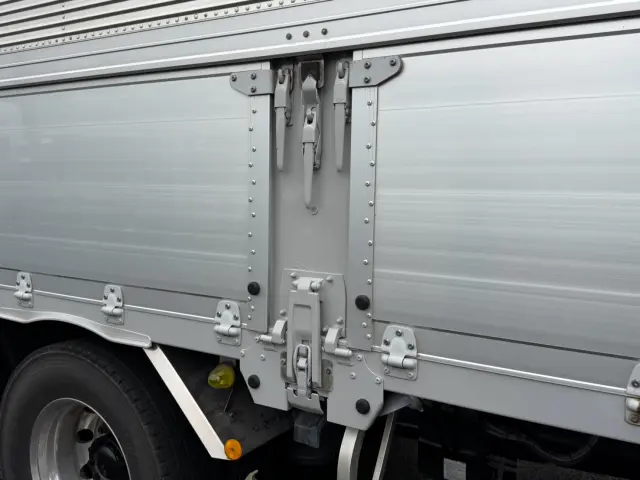 いすゞ ギガ QKG-CYL77A(6x2)の写真30