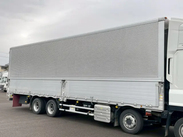 いすゞ ギガ 2PG-CYJ77D(8x4)の写真9