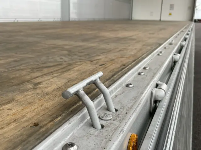 いすゞ ギガ 2PG-CYJ77D(8x4)の写真18