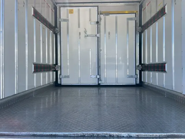 いすゞ エルフ 2PG-NPR88AN(2WD)の写真14