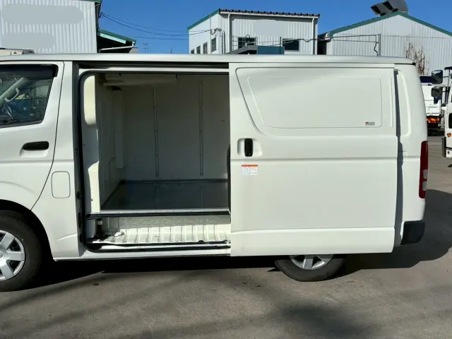 トヨタ ハイエースバン QDF-GDH206V(4WD)の写真8