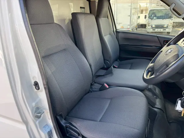 トヨタ ハイエースバン QDF-GDH206V(4WD)の写真17