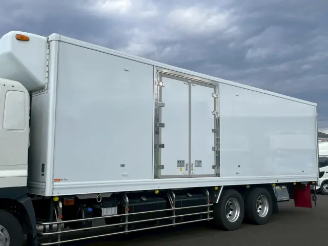 日野 プロフィア 2DG-FR1AHC(2WD)の写真7