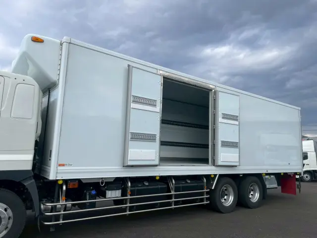 日野 プロフィア 2DG-FR1AHC(2WD)の写真8