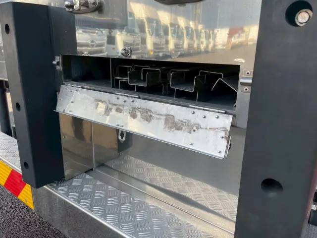 日野 プロフィア 2DG-FR1AHC(2WD)の写真16