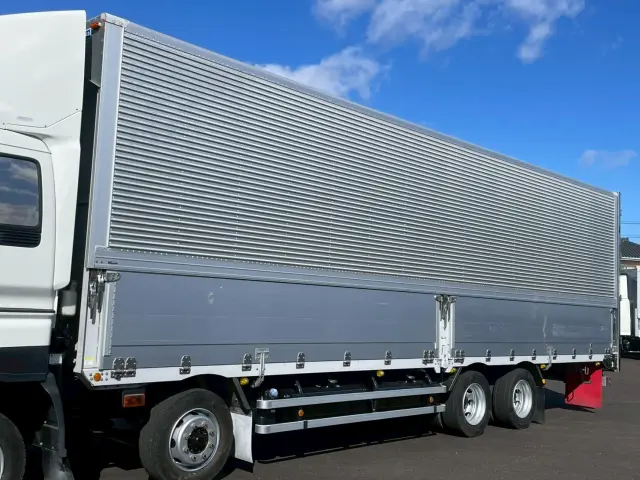 いすゞ ギガ QKG-CYJ77A(8x4)の写真8