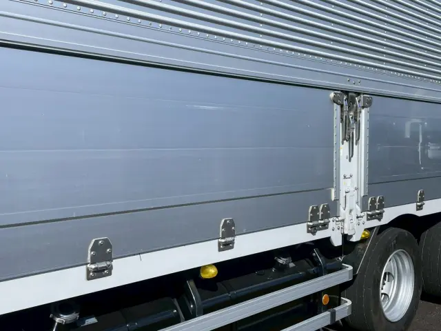 いすゞ ギガ QKG-CYJ77A(8x4)の写真22