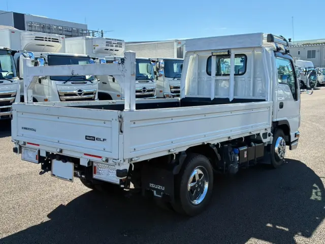 いすゞ エルフ 2RG-NJR88A(2WD)の写真4