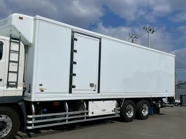 日野 プロフィア QPG-FR1AEXEJ(2WD)の写真8