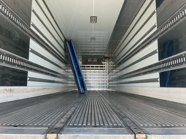 日野 プロフィア QPG-FR1AEXEJ(2WD)の写真12