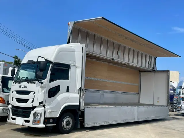 いすゞ ギガ 2PG-CYJ77C(8x4)の写真1