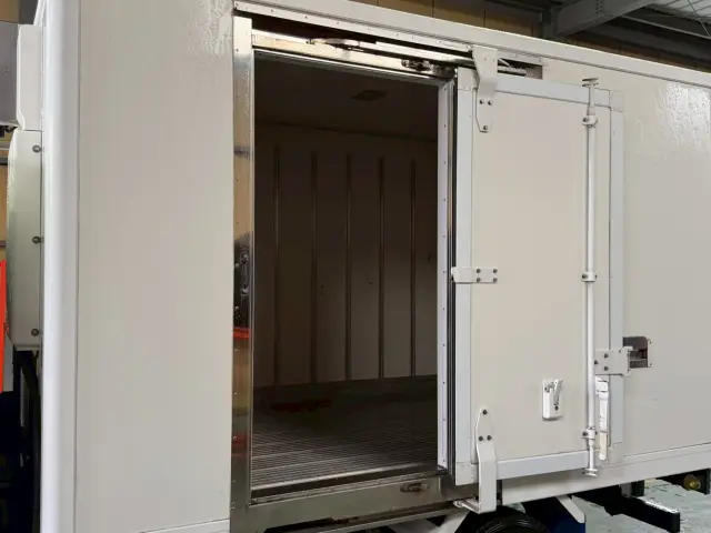 いすゞ エルフ TPG-NLR85AN(2WD)の写真8