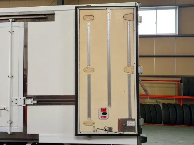 いすゞ エルフ TPG-NLR85AN(2WD)の写真16