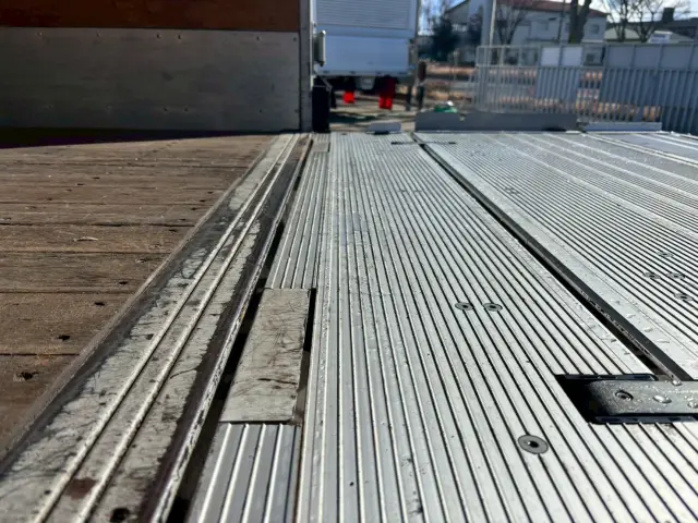 いすゞ エルフ TRG-NMR85N(2WD)の写真18