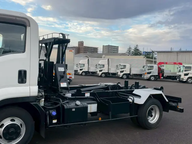 いすゞ フォワード 2RG-FRR90S2(2WD)の写真8