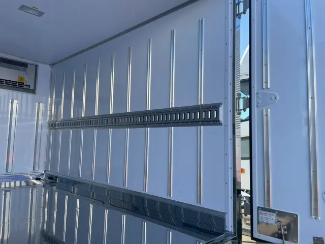 三菱 キャンター 2RG-FBAV0(2WD)の写真12