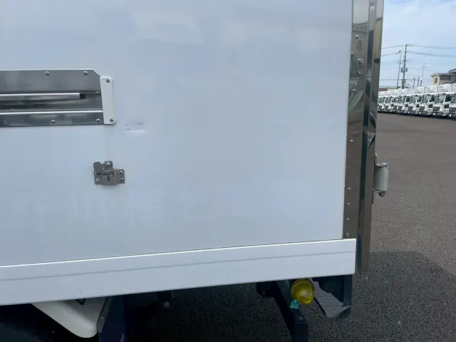 いすゞ エルフ 2RG-NLR88AN(2WD)の写真16