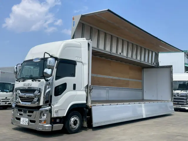 いすゞ ギガ 2PG-CYJ77C(8x4)の写真1